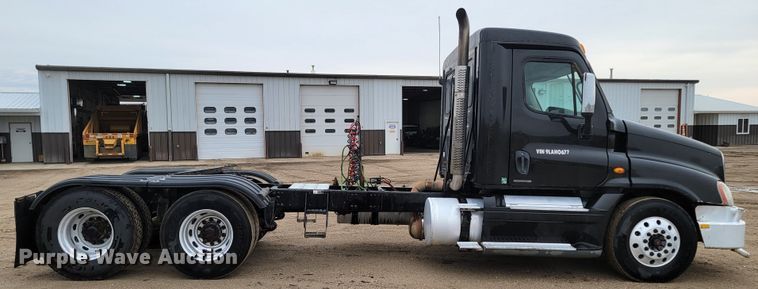 image for item ML9339 2009 Freightliner Cascadia 125  semi truck