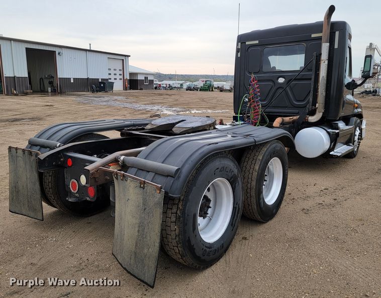 image for item ML9339 2009 Freightliner Cascadia 125  semi truck