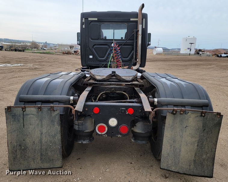 image for item ML9339 2009 Freightliner Cascadia 125  semi truck