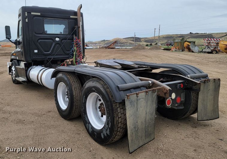 image for item ML9339 2009 Freightliner Cascadia 125  semi truck