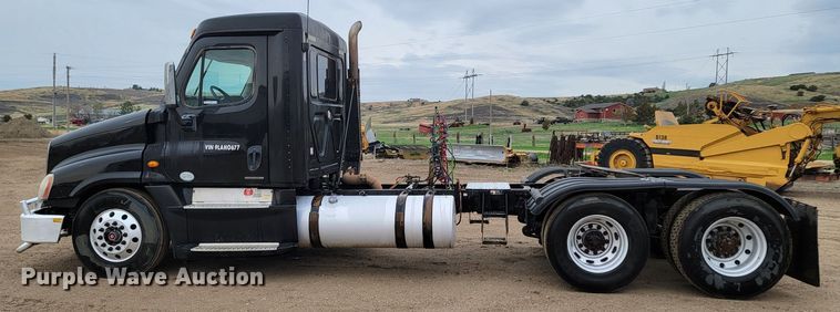 image for item ML9339 2009 Freightliner Cascadia 125  semi truck