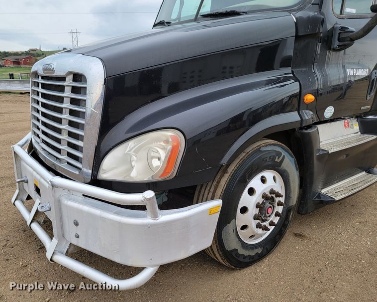 image for item ML9339 2009 Freightliner Cascadia 125  semi truck