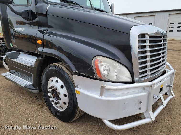 image for item ML9339 2009 Freightliner Cascadia 125  semi truck