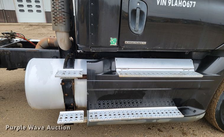 image for item ML9339 2009 Freightliner Cascadia 125  semi truck