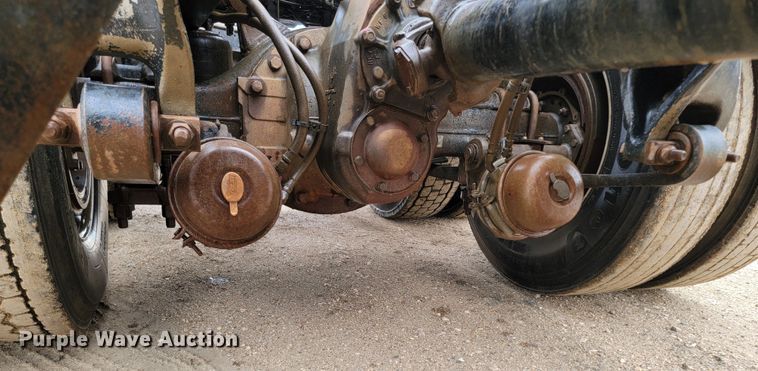 image for item ML9339 2009 Freightliner Cascadia 125  semi truck