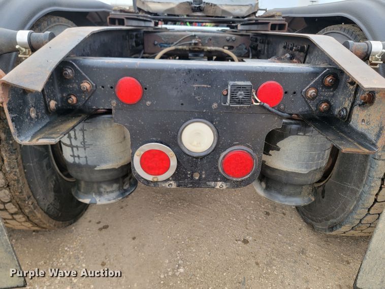 image for item ML9339 2009 Freightliner Cascadia 125  semi truck