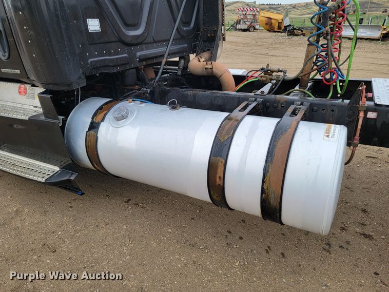 image for item ML9339 2009 Freightliner Cascadia 125  semi truck