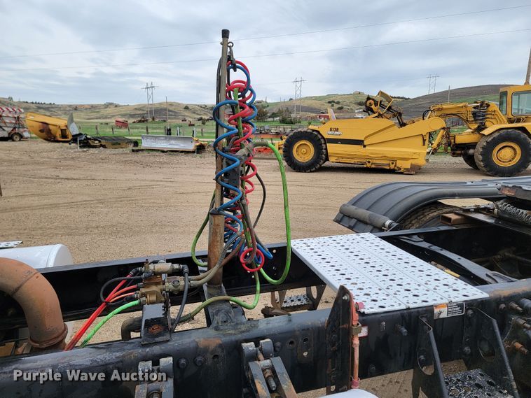 image for item ML9339 2009 Freightliner Cascadia 125  semi truck