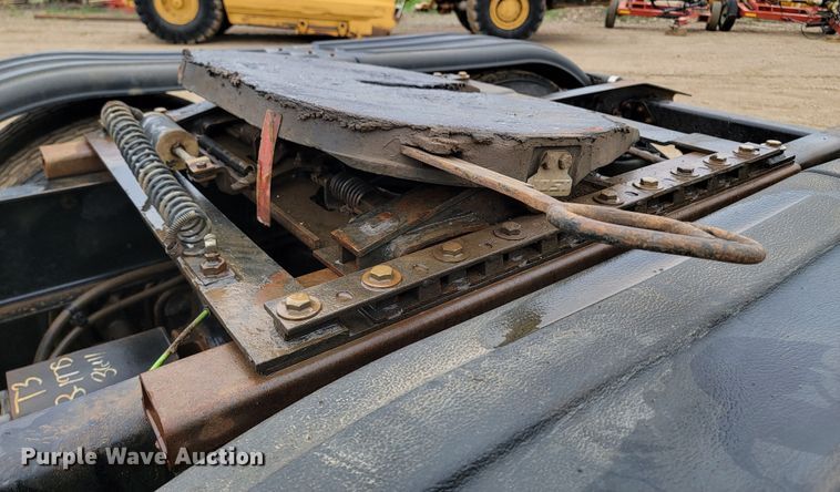 image for item ML9339 2009 Freightliner Cascadia 125  semi truck