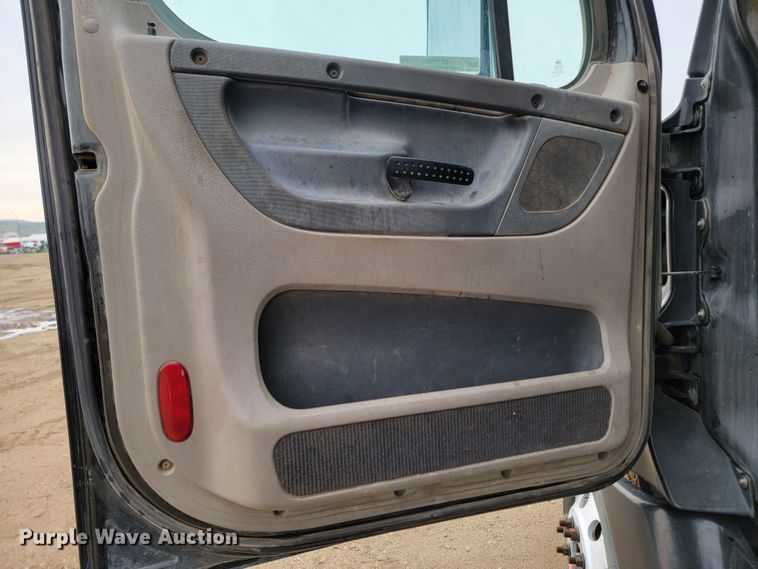 image for item ML9339 2009 Freightliner Cascadia 125  semi truck