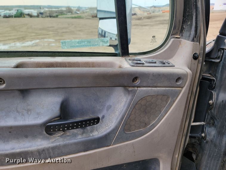 image for item ML9339 2009 Freightliner Cascadia 125  semi truck