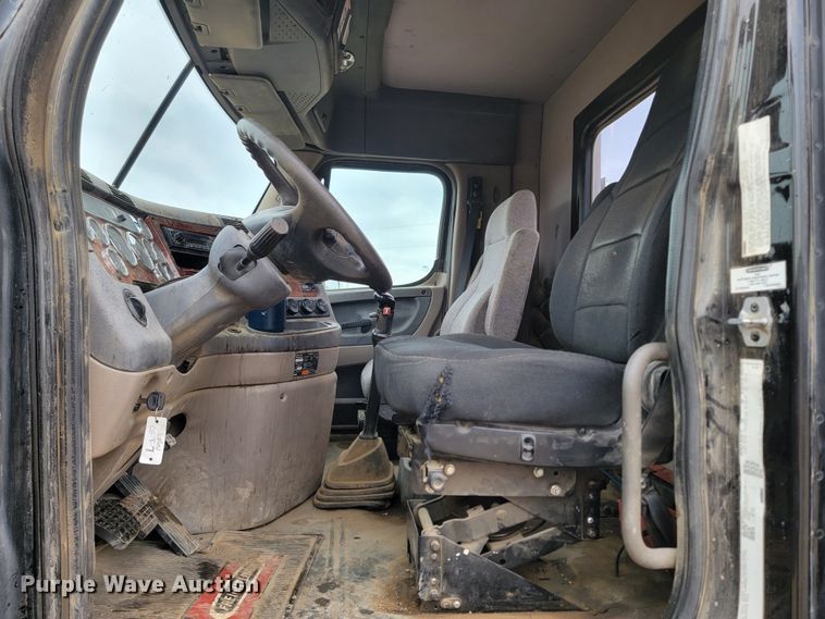 image for item ML9339 2009 Freightliner Cascadia 125  semi truck