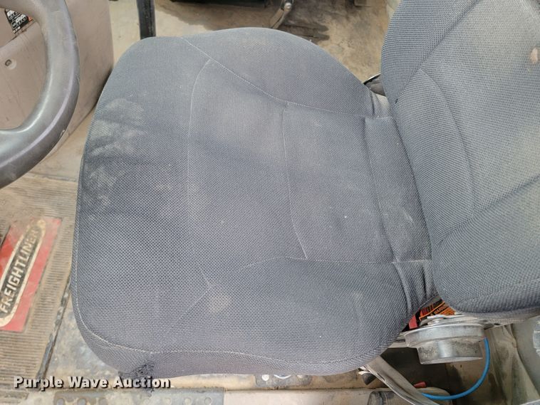 image for item ML9339 2009 Freightliner Cascadia 125  semi truck