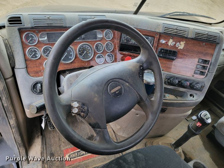 image for item ML9339 2009 Freightliner Cascadia 125  semi truck