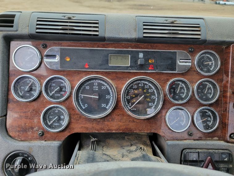 image for item ML9339 2009 Freightliner Cascadia 125  semi truck