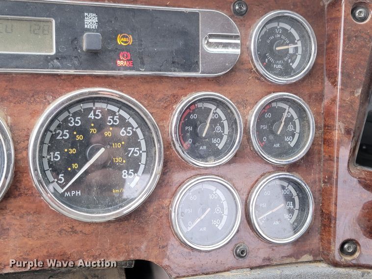 image for item ML9339 2009 Freightliner Cascadia 125  semi truck