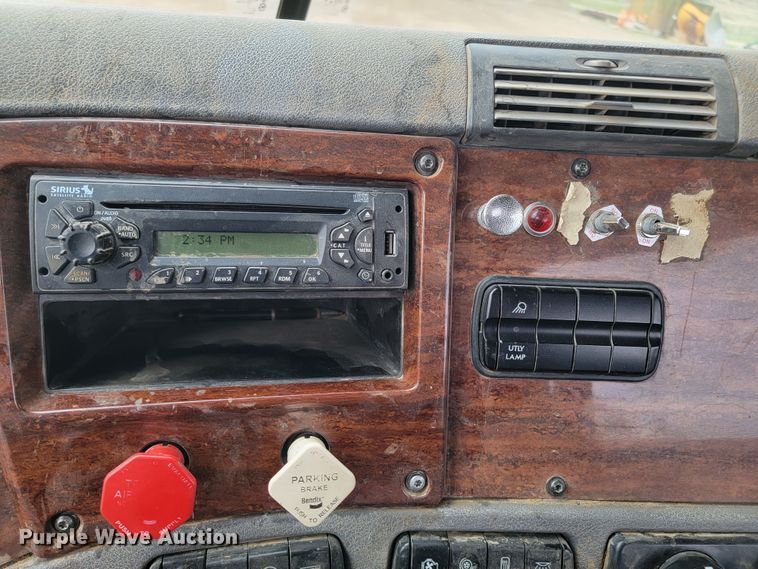 image for item ML9339 2009 Freightliner Cascadia 125  semi truck