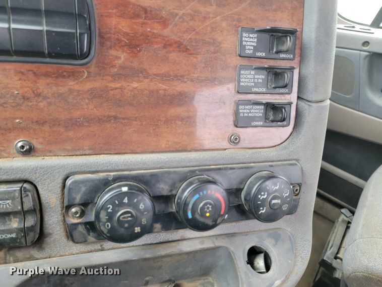 image for item ML9339 2009 Freightliner Cascadia 125  semi truck