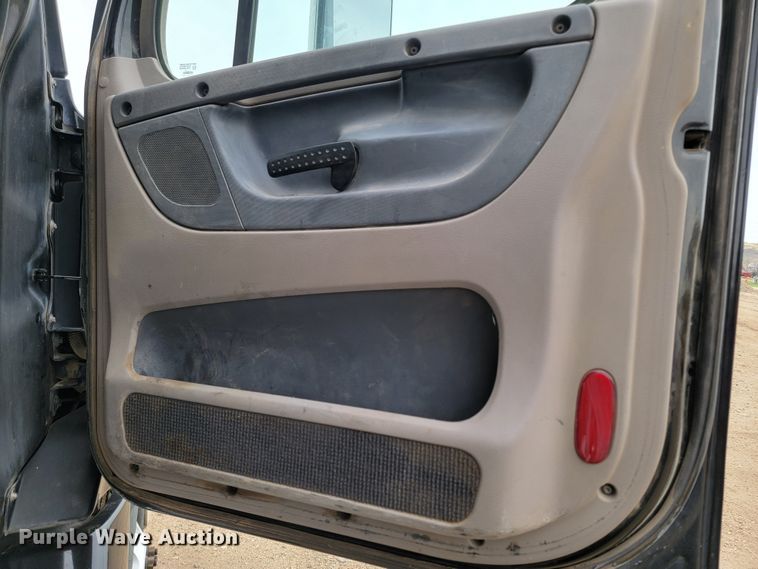 image for item ML9339 2009 Freightliner Cascadia 125  semi truck