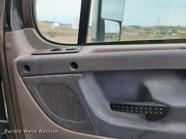 image for item ML9339 2009 Freightliner Cascadia 125  semi truck