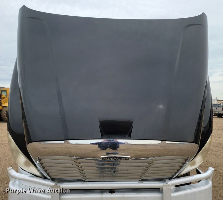 image for item ML9339 2009 Freightliner Cascadia 125  semi truck