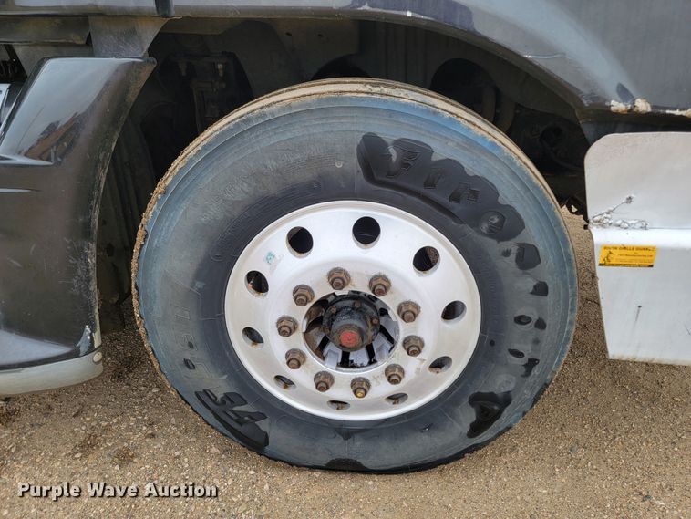 image for item ML9339 2009 Freightliner Cascadia 125  semi truck