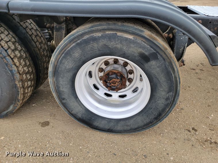 image for item ML9339 2009 Freightliner Cascadia 125  semi truck