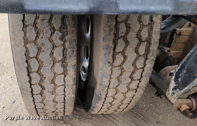 image for item ML9339 2009 Freightliner Cascadia 125  semi truck