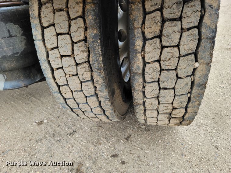 image for item ML9339 2009 Freightliner Cascadia 125  semi truck