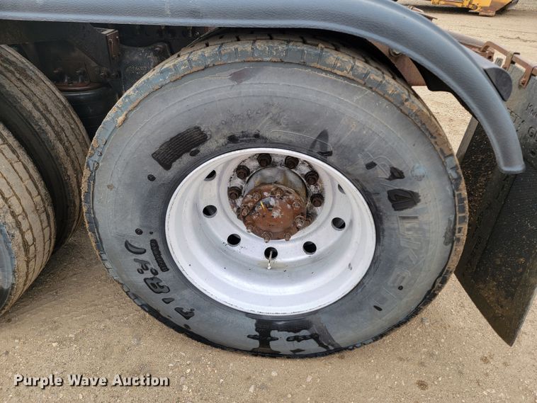 image for item ML9339 2009 Freightliner Cascadia 125  semi truck