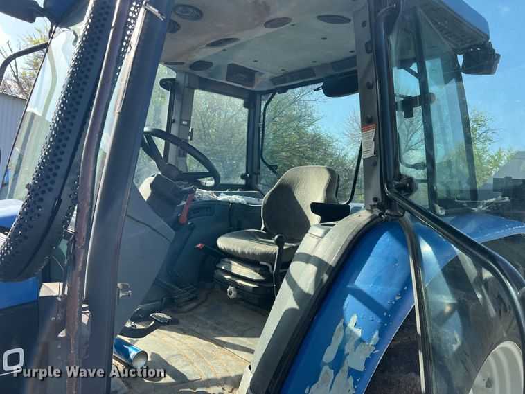 image for item MQ9873 2002 New Holland TL100  tractor