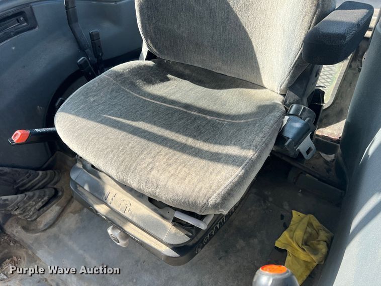 image for item MQ9873 2002 New Holland TL100  tractor