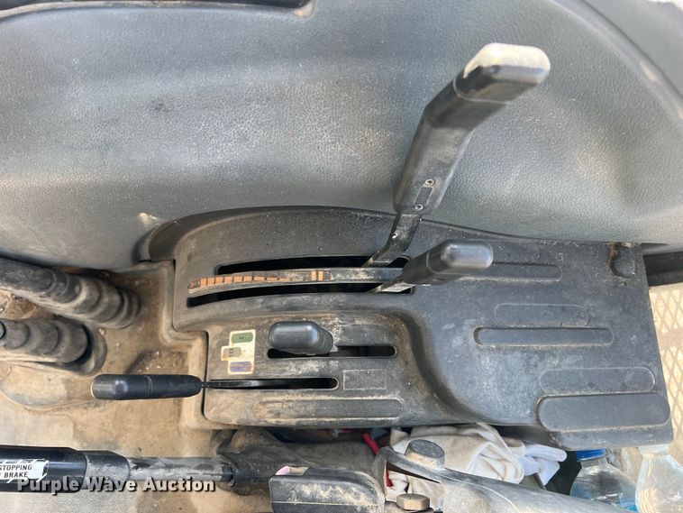 image for item MQ9873 2002 New Holland TL100  tractor