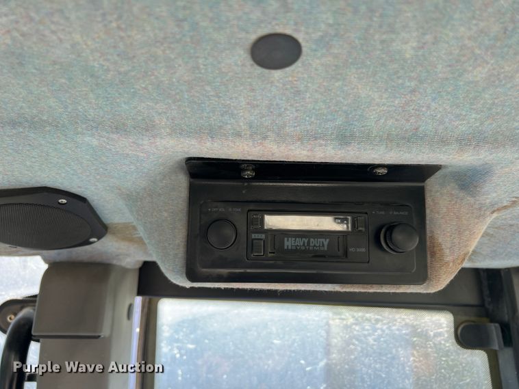 image for item MQ9873 2002 New Holland TL100  tractor