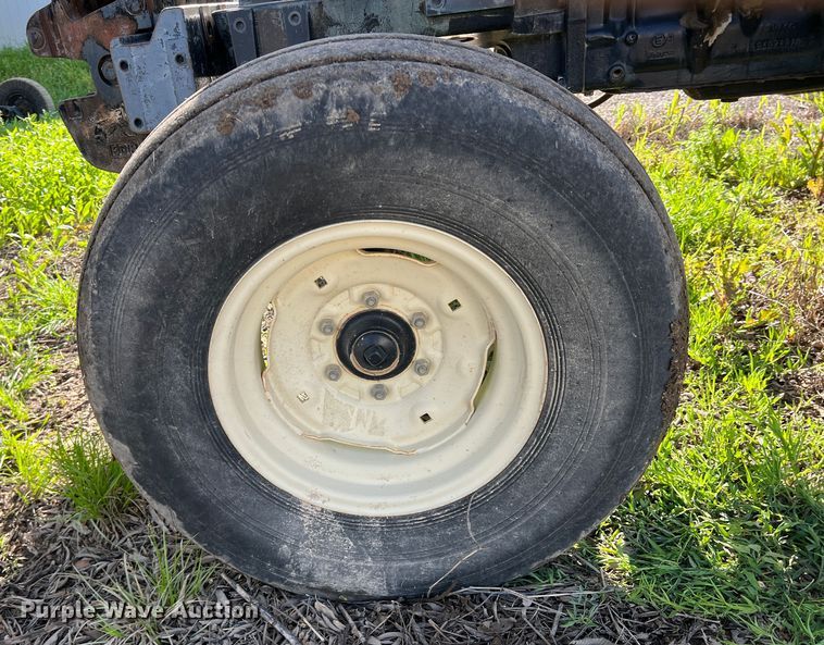 image for item MQ9873 2002 New Holland TL100  tractor