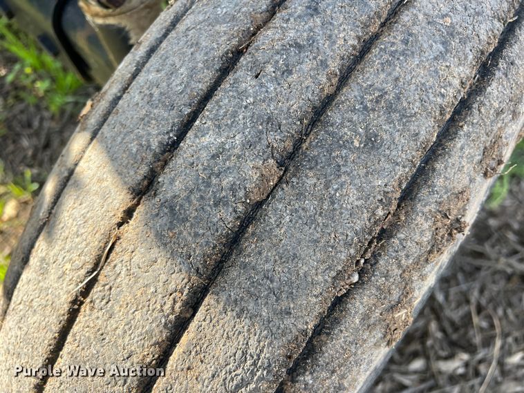 image for item MQ9873 2002 New Holland TL100  tractor