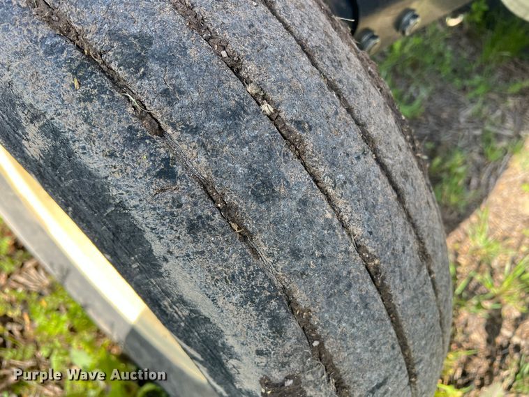 image for item MQ9873 2002 New Holland TL100  tractor