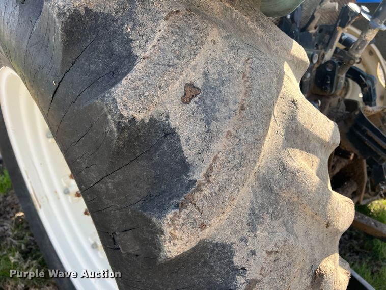 image for item MQ9873 2002 New Holland TL100  tractor