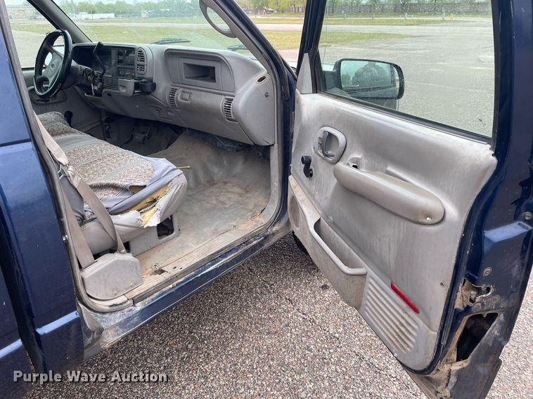 image for item MS9683 2000 Chevrolet C2500  pickup truck