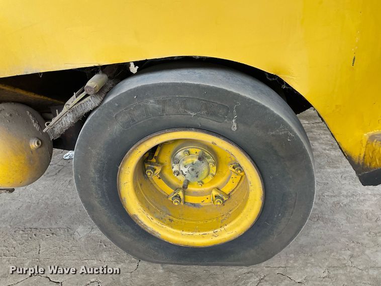 image for item MS9686 Hyster C530A  pneumatic roller