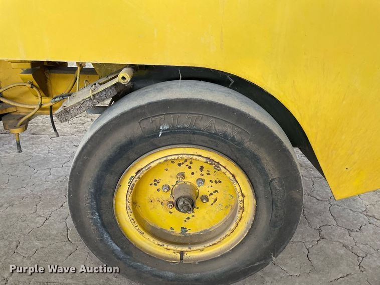 image for item MS9686 Hyster C530A  pneumatic roller