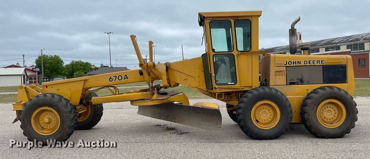 image for item MS9692 1984 John Deere 670A  motor grader