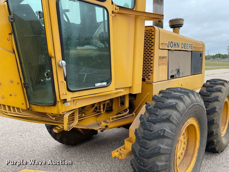 image for item MS9692 1984 John Deere 670A  motor grader