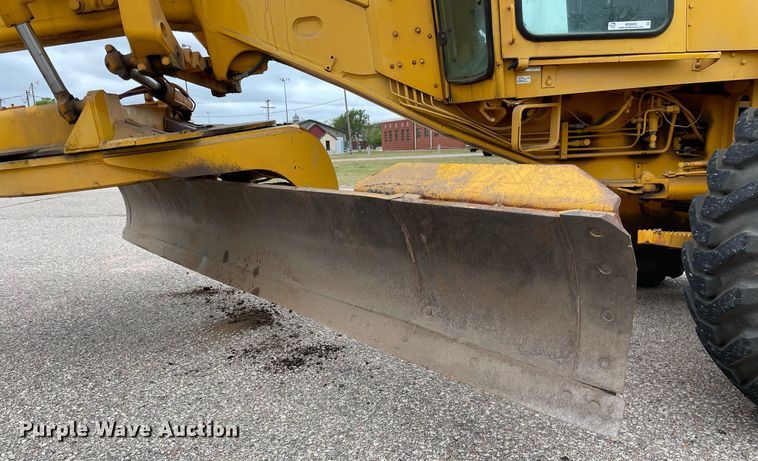 image for item MS9692 1984 John Deere 670A  motor grader