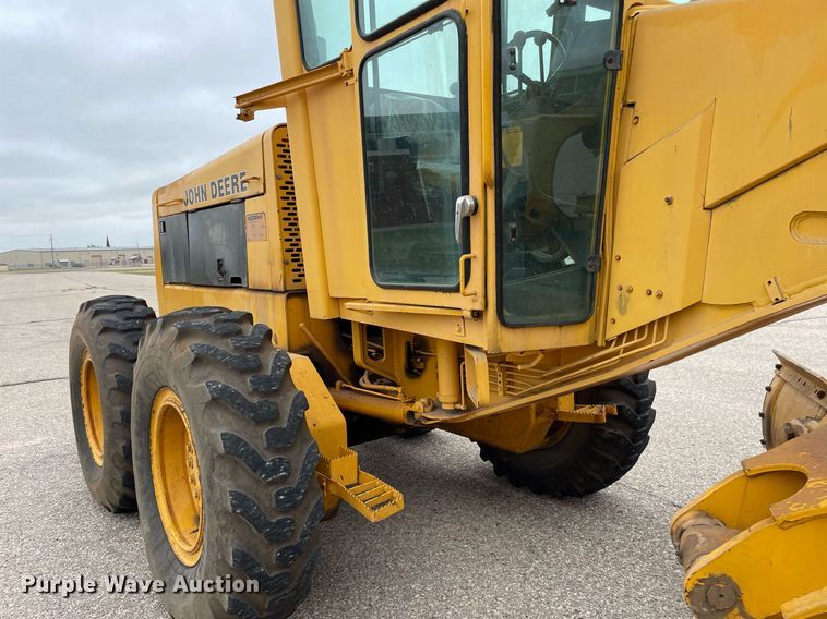 image for item MS9692 1984 John Deere 670A  motor grader