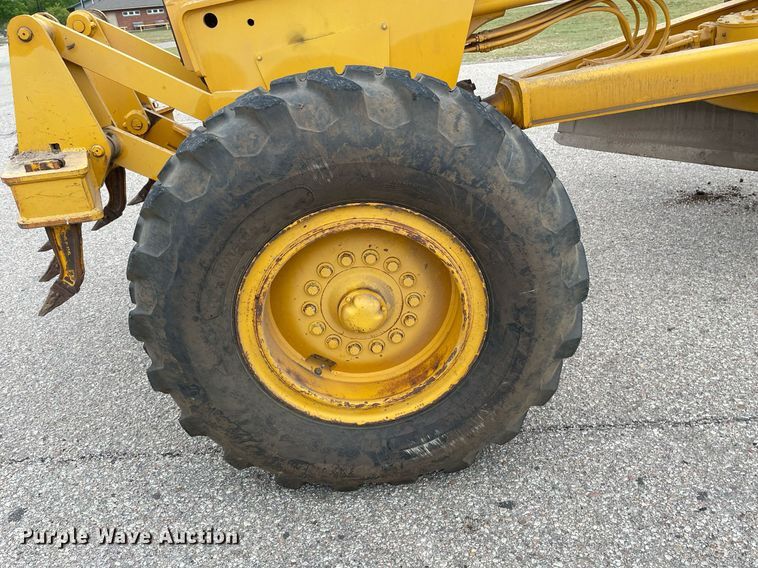 image for item MS9692 1984 John Deere 670A  motor grader