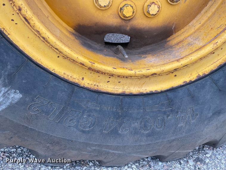 image for item MS9692 1984 John Deere 670A  motor grader