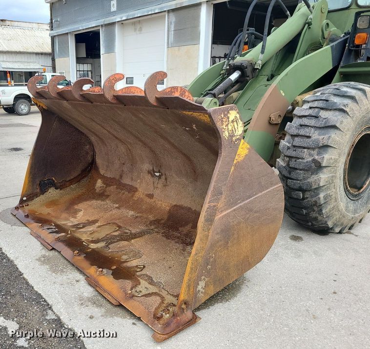 image for item MX9768 2001 John Deere 644EZ  wheel loader