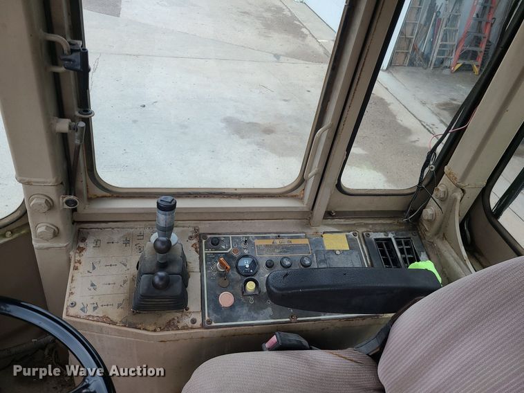 image for item MX9768 2001 John Deere 644EZ  wheel loader