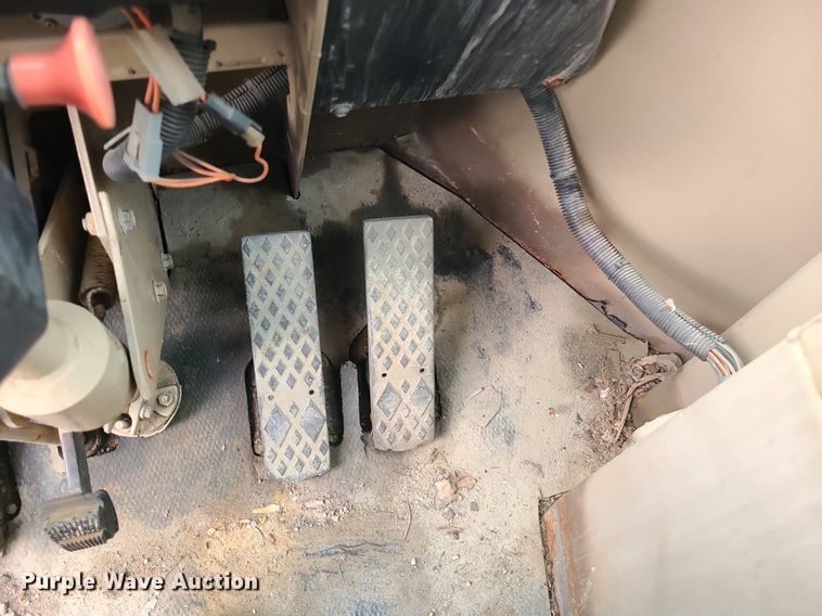 image for item MX9768 2001 John Deere 644EZ  wheel loader